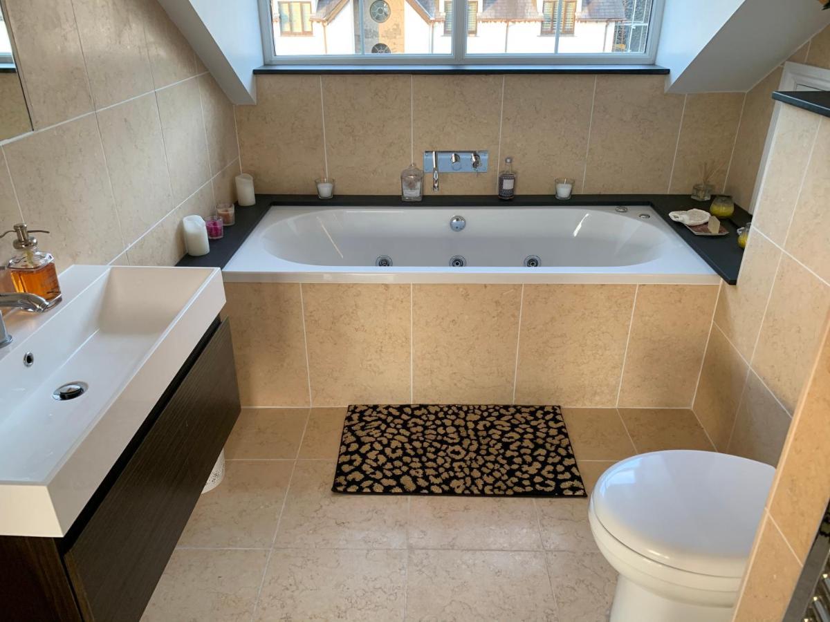 The Penthouse Bowness Luxury Loft Jacuzzi Bath & Complimentary Lakeview Spa Membership Exteriör bild
