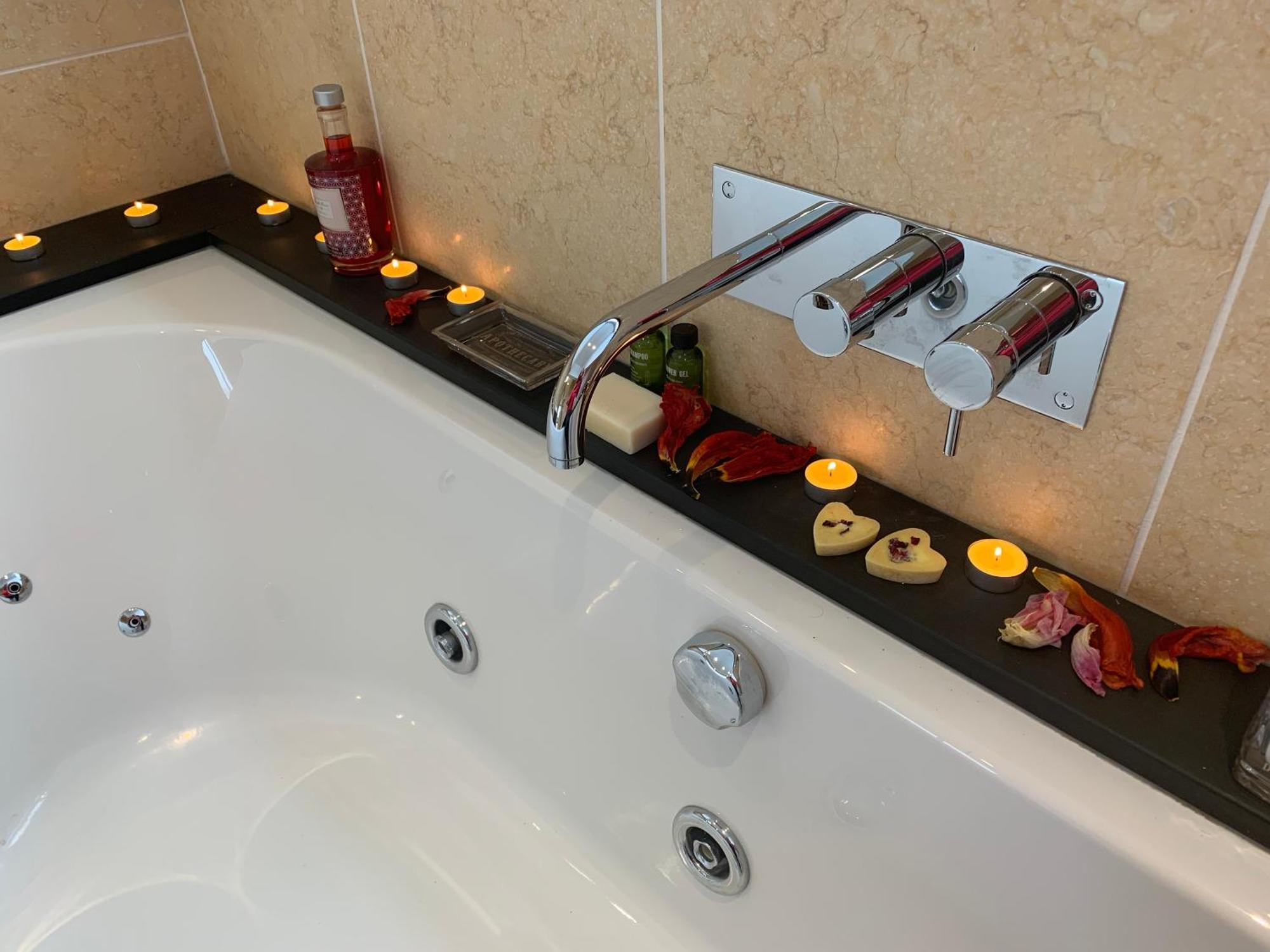 The Penthouse Bowness Luxury Loft Jacuzzi Bath & Complimentary Lakeview Spa Membership Exteriör bild